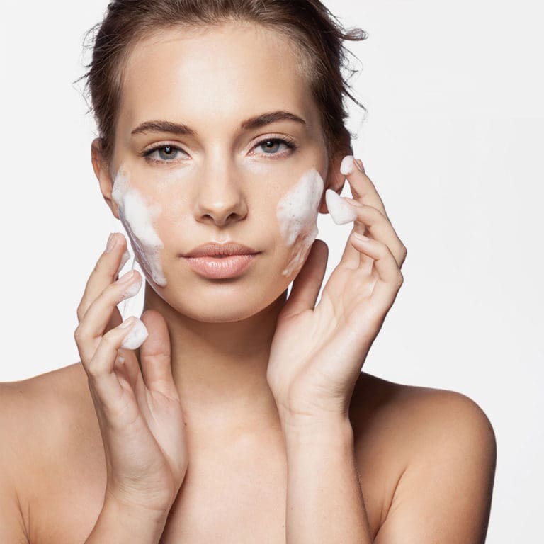 Facial washing foam. Пенка для умывания лица. Пенка для умывания девушка. Девушка умывается пенкой. Девушка с пенкой на лице.